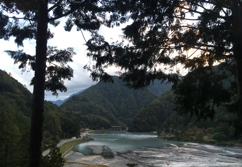 奈良田の里温泉に向かう途中でみえたダム湖