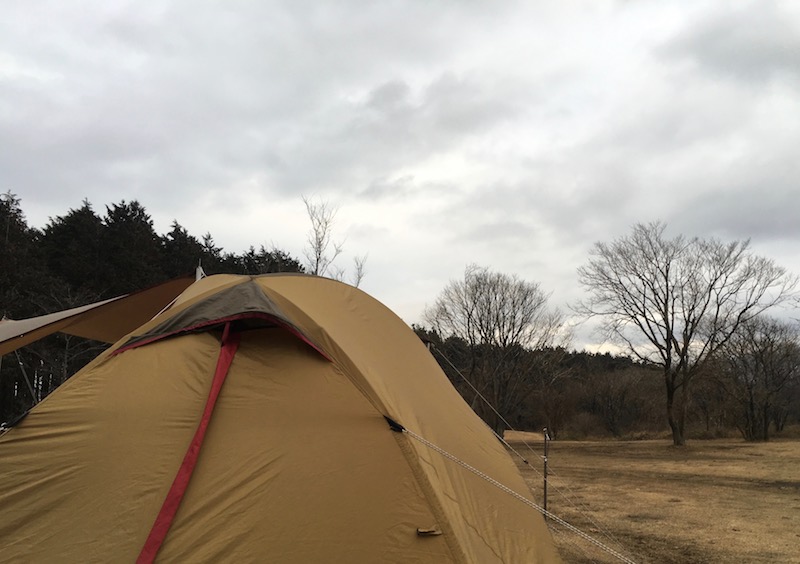 1月の朝霧ジャンボリーオートキャンプ場で午後の曇り空をバックにしたテントタープ