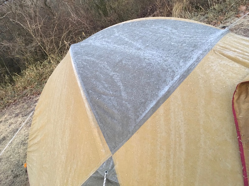 1月の朝霧ジャンボリーオートキャンプ場で朝に凍ったテント