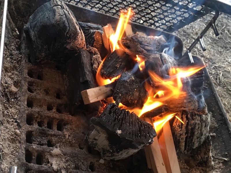 焚き火台のうえの岩手切り炭と炎