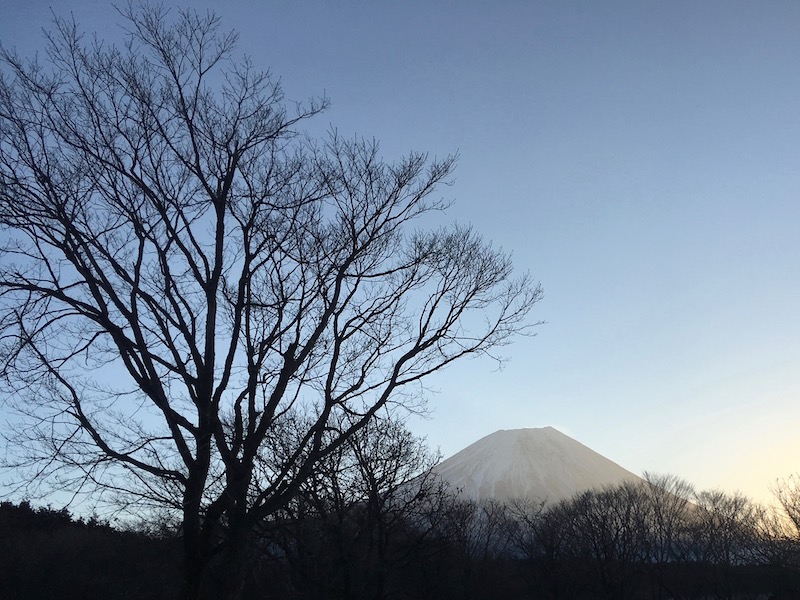 1月の朝霧ジャンボリーオートキャンプ場でみた朝焼けの富士山